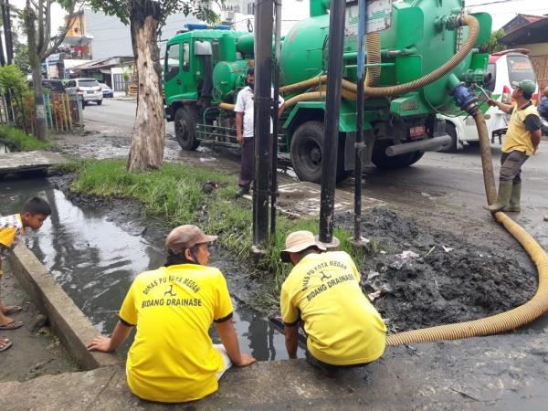 Alat Berat Diturunkan Atasi Genangan di Kecamatan Amplas