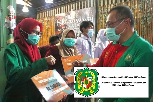 Plt Wali Kota Medan Serahkan Beasiswa Coca -Cola Amatil Indonesia Kepada Pemenang Lomba Menulis di Blog