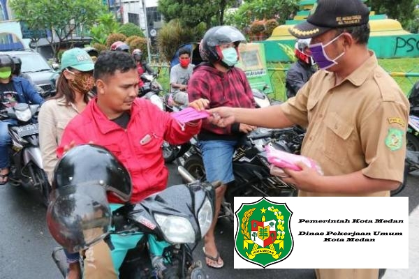 Kecamatan Medan Sunggal Bagikan Masker Kepada Para Pengguna Jalan