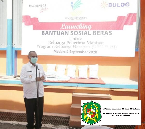 Launching Program Bantuan Sosial Kemensos, Plt Wali Kota Medan Serahkan beras Untuk Warga Program KPM PKH